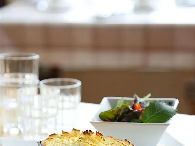 بيت ضيافة O'neills Victorian Pub & Townhouse
