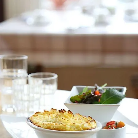 بيت ضيافة O'neills Victorian Pub & Townhouse